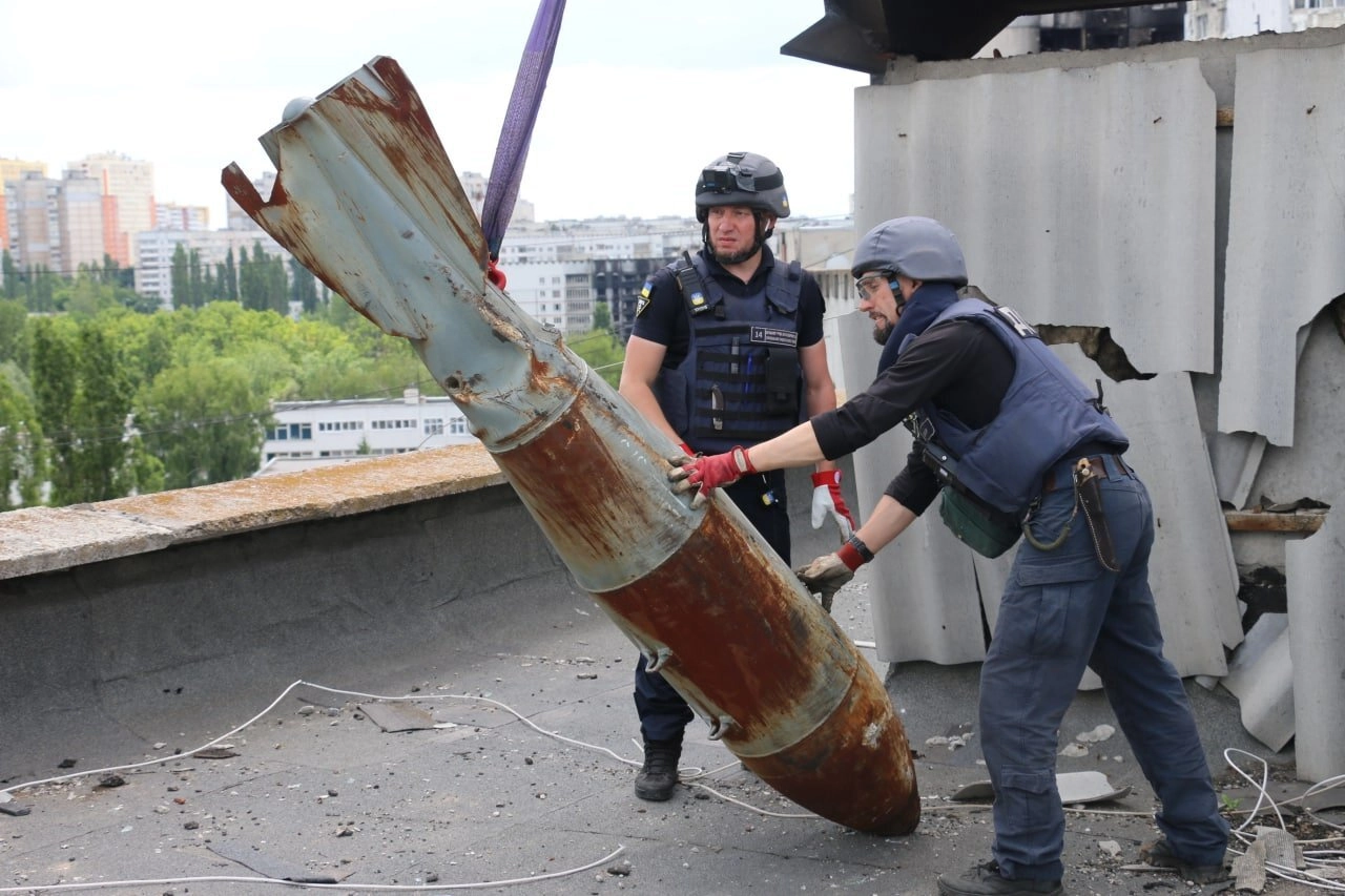 500-kilogram bomb on top of a roof removed by rescuers